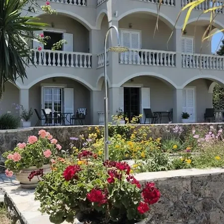 Hibiscus - Ground Floor 1&2 Apartment *